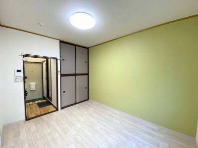 一面にデザインカラークロスを採用し、オシャレ！