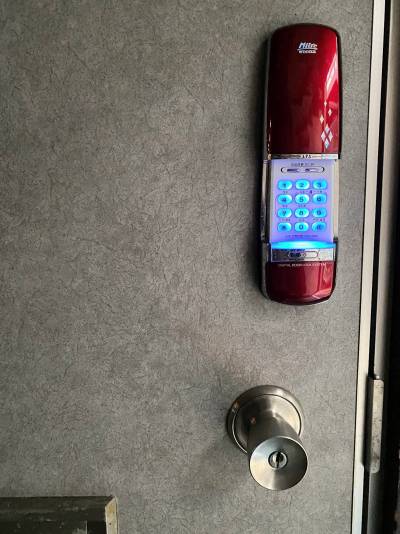 ドアノブキーと電子錠のダブルロック。