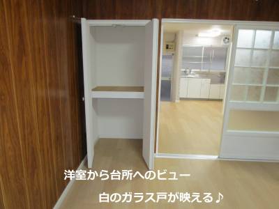 洋室から、台所へのビュー