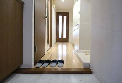 玄関のシューズボックスは棚の高さを調整可能です。