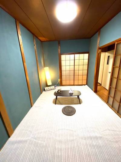 この部屋のテーブル、照明は家具に含みません。