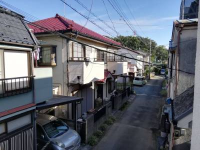 車の少ない住宅街です。