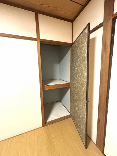 洋室にも収納がついているので便利