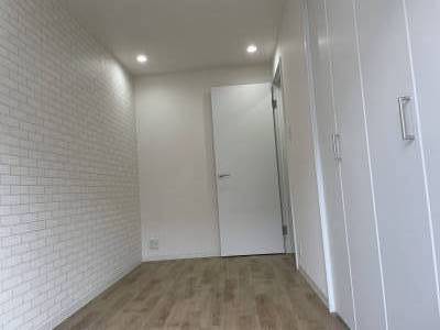 2階バルコニー側の部屋。エアコン、クローゼットもあります。