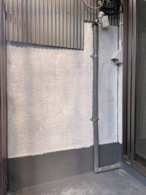 バルコニーに洗濯機置けます。雨がかからないよう雨避け有り♬