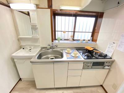 キッチンと洗面台　明かり取りの窓は昭和レトロな木枠でオシャレ