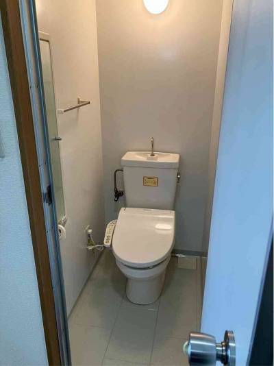 トイレも清潔感があります。もちろんウォシュレット付き♪