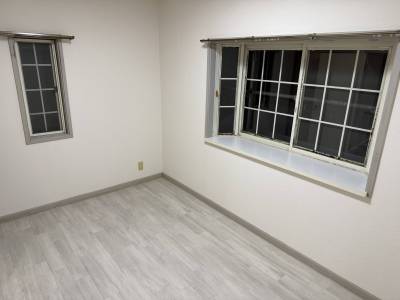 2階の洋室にはオシャレな出窓もあります！2面採光＆通風OK