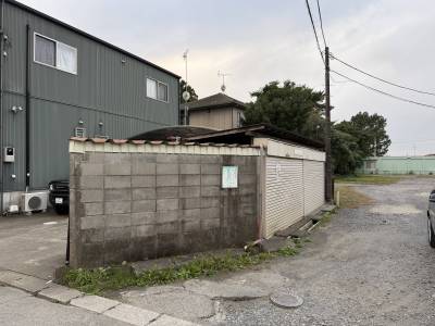 歩いて直ぐにシャッター付きのゴミ捨て場もあって便な場所です♪
