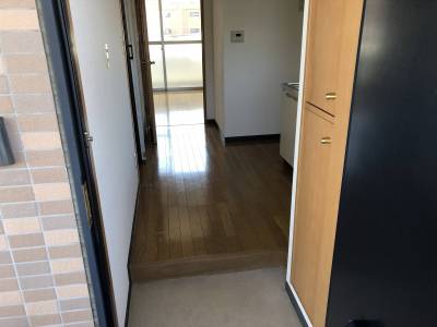 玄関の下駄箱も大きく、玄関も広いです。