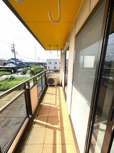 日当たりの良い、広いバルコニー