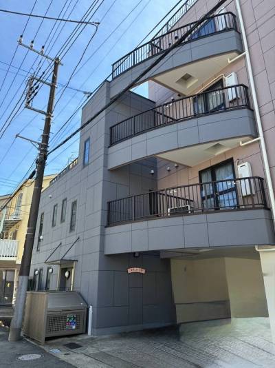 環状7号線から見た建物
左下は建物専用のごみ置き場 環状7号線から見た建物
左下は建物専用のごみ置き場