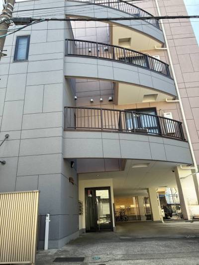 正面からみた建物