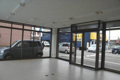 東南角を望む角度です。明るいお店になります。