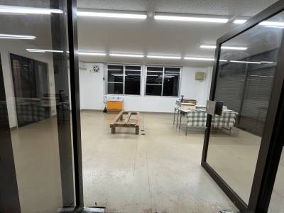 お部屋の正面入口です。建物内部からの入口もございます。