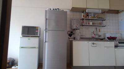 キッチン収納。冷蔵庫2台、電子レンジ、炊飯器、ガスコンロ。