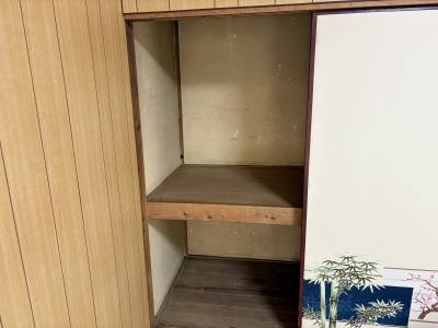 押入は高さ奥行きがあり物を置くのに十分なスペースです。