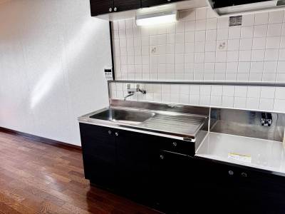 清潔で使いやすいキッチン。シングルレバーへの変更予定です。