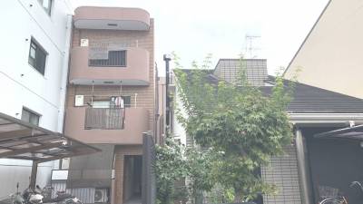 下町にある小さなマンションです。