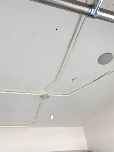 天井の配線もビンテージっぽく配管で引き直し。

