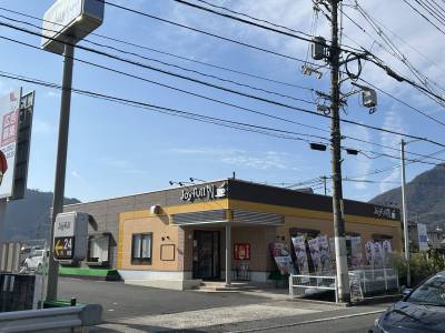 近隣にファミレスあります。