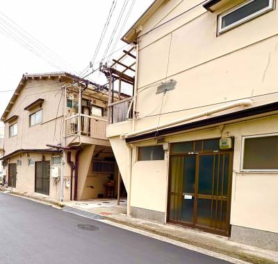 アパートの前の通りは広く、駅までの道のりも簡単