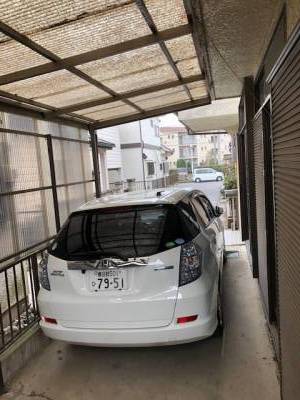 駐車場背後から。小型車、軽自動車がお勧めです。
