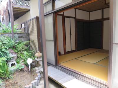 庭から臨む室内