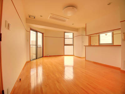 南向きの明るいリビング
エアコン完備
無垢フローリング