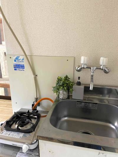 キッチン。上とシンク下に収納があります。