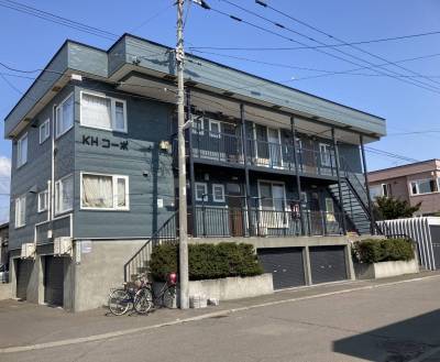 オーシャンブルーの外壁が町にアクセントを与えている
