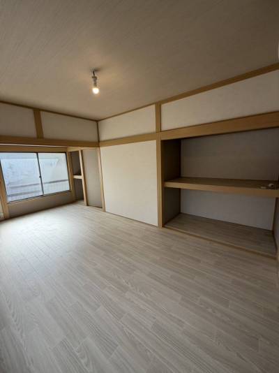 床、クロス、天井、すべてリフォーム済です