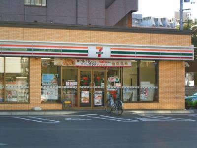 コンビニも徒歩３分程度にあります。