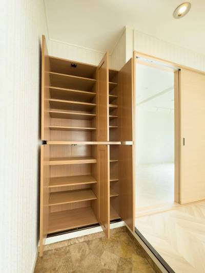 鏡付きSBOXで50足すっきり収納・可動棚できれいに整理