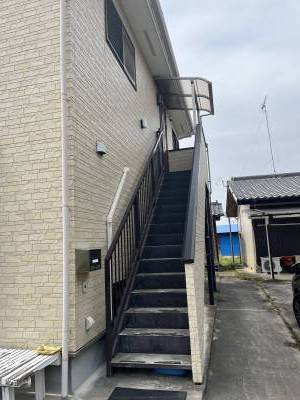玄関部分に屋根をつけたので雨の日でも安心です。