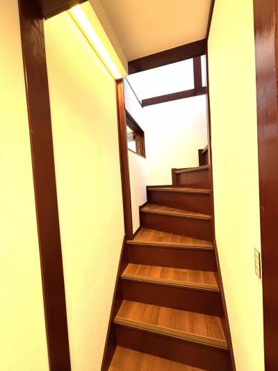 階段にもオシャレな照明が入ってるの見えますか？