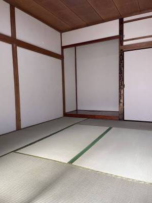 2階和室。大きな床の間まであります。