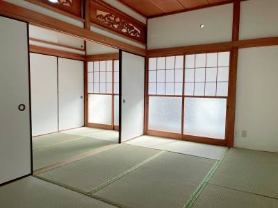 2階の和室も陽当たり最高。襖を開けるとこちらも10畳に変身。
