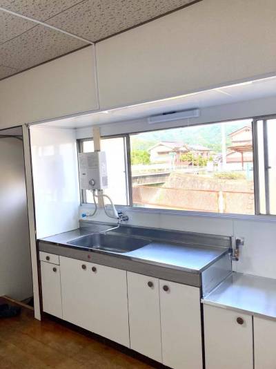 キッチンの窓からのどかな風景が見えます。