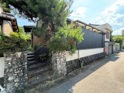 石段と庭木が迎える趣ある外観