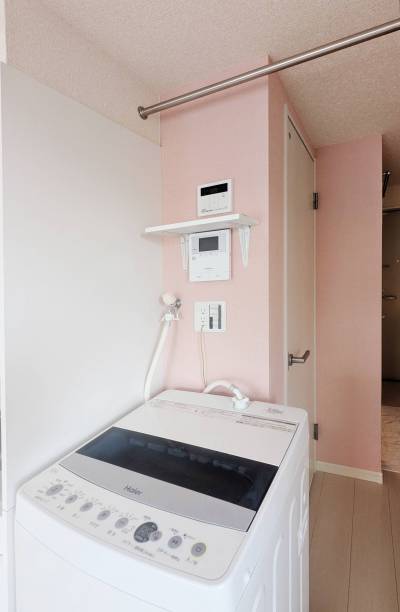 洗濯機前の操作系．TVモニターホン．上に付けたバーが便利！