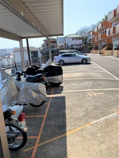 敷地内平置き駐車場有り。バイクも置けます