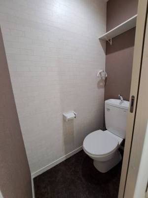 落ち着く内装です。
棚があり、便利です。