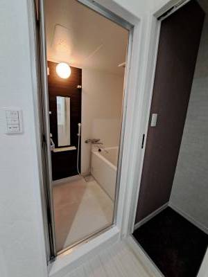 お洒落なバス。
バスタブは、ゆったりつかれる大きさです。