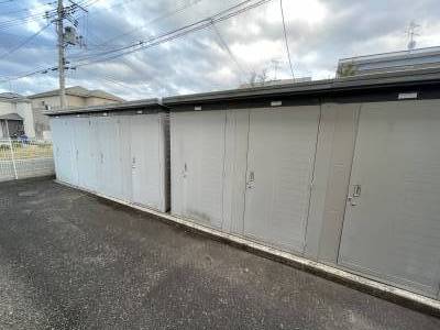 物置完備、スタッドレスタイヤなど色々な物を収納可能です