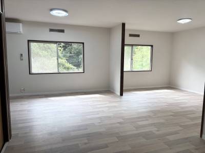 17畳の広さが有ります。床も段差を無くしフラットに変更。