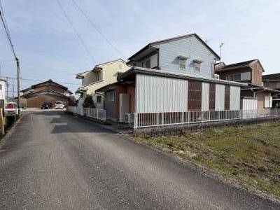 右側に大型倉庫があり、室内と繋がっています。