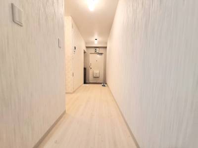 部屋から見た廊下は広め