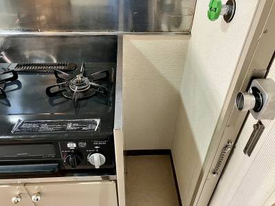 玄関脇スペース　工夫次第では靴や小物も収納可