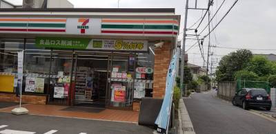 歩いて１分くらいにコンビニがあります。